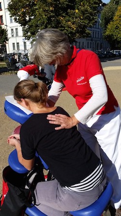 Shiatsu auf dem mobilen Massagestuhl Yu-Punkte